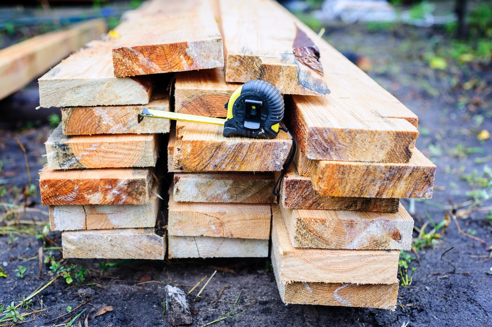 How Do I Understand Moisture Meter Readings on a Wood Scale?